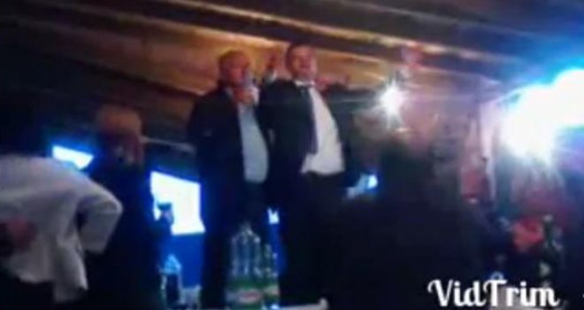 Skandalozno: Ministar finansija RS popeo se na sto i mortus pijan izjavljivao ljubav prisutnima