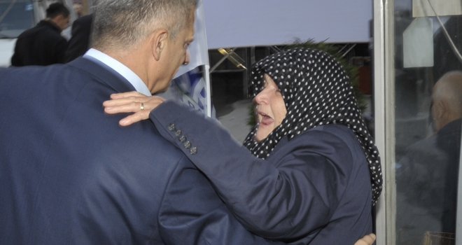 Majka ubijenog Vernera Ajdarija proklela Ziku Turkovića i Bakira Izetbegovića  pa se onesvijestila