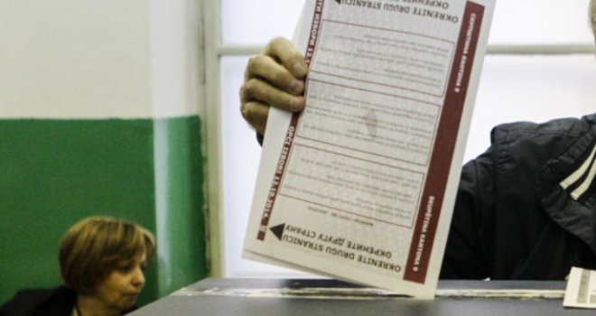 Skoro 30 kritičnih situacija tokom izbornog dana: 'Profesionalni' pomagači, porodično glasanje, agitovanje...