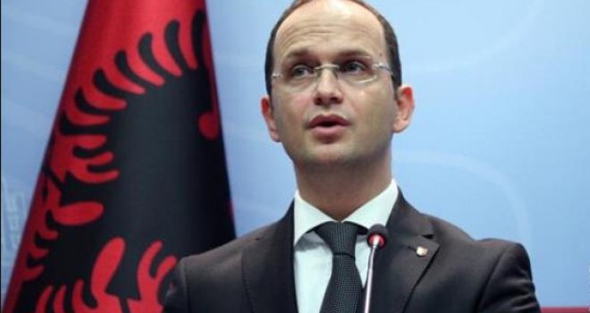 Pozivamo srbijanske čelnike da jasno i zrelo osude protualbansko ponašanje!