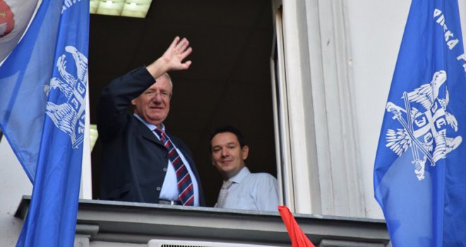 Cirkus se nastavlja: Šešelj ni za živu glavu neće nazad u Hag pa  će ga, izgleda, tamo morati nositi