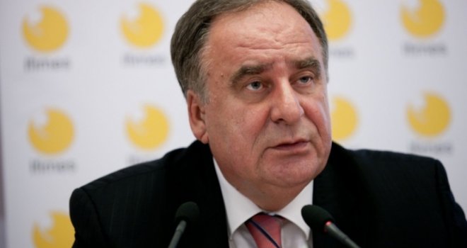 Dragi sugrađani, počastvovan sam podrškom... I ja sam, kao i vi, zgrožen time kako se u gradskoj vlasti prljavo trguje
