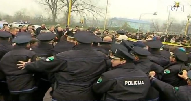 Pogledajte dramatične snimke iz Tuzle: Gnjev gladnih radnika protiv naoružanog policijskog kordona!