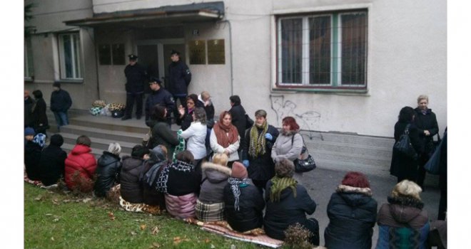 Radnici Aide noć proveli ispred zgrade Vlade, premijer i ministri se sakrili