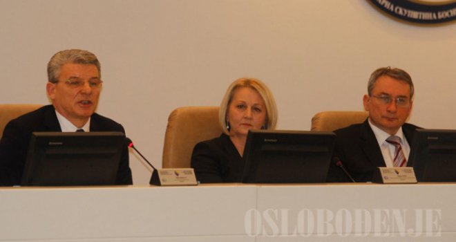 Formirani klubovi poslanika, ali ostalo nejasno jedno pitanje