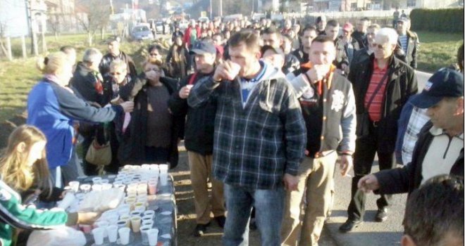 Na putu ka Srebreniku: Mještani obespravljenim bh. radnicima dijelili hranu, vodu i sokove