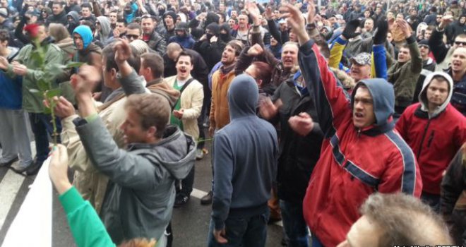Političari s malo novca podijelili tuzlanske radnike: Demonstranti protestuju protiv kolega, umjesto protiv vlasti!