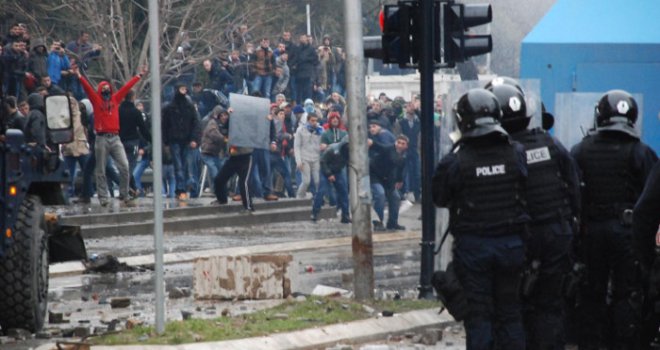 Veliki broj povrijeđenih u neredima u Prištini, priveden i predsjednik opštine