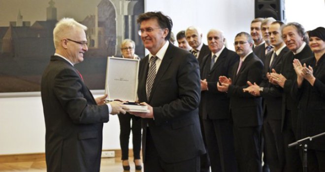 Ejup Ganić primio odlikovanje hrvatskog predsjednika: Srbi nisu loš narod, ali su pretplaćeni na loše liderstvo 