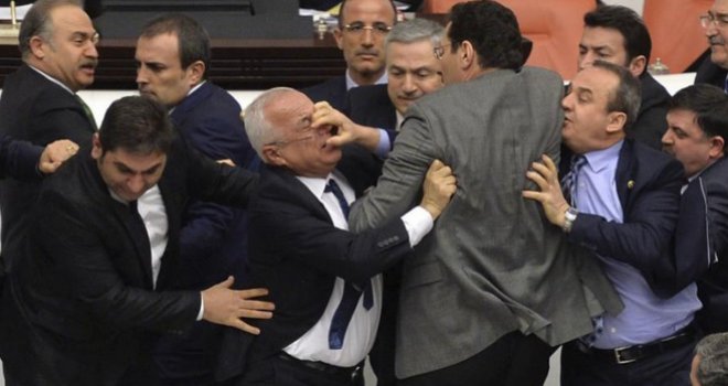 Protiv zakona se bore do krvi: Turski parlamentarci opet se potukli