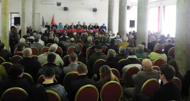 Drugovi, prijeti nam kolaps partije! Dajemo vam rok do 15. maja...