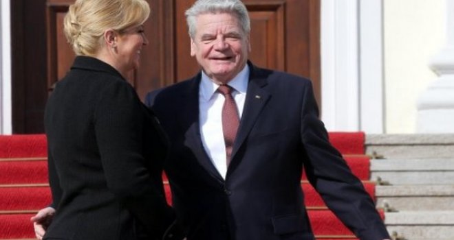 Kolinda htjela da se rukuje, ali je ruka njemačkog predsjednika otišla na drugo mjesto...
