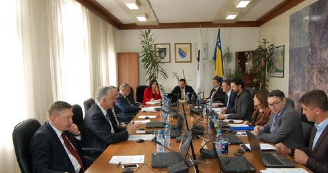 Ministri žele ponovo preuzeti nadzor nad poslovanjem preduzeća, zatražena dostava menadžerskih ugovora