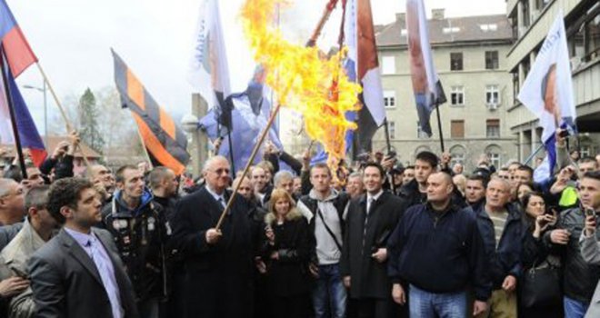 Šešelj: Vi kao da ste udareni topuzom u glavu, zato danas palim vašu ustašku zastavu!