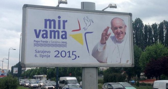 Papa stiže u zemlju posvađanih političara: Kase prazne, stanovništvo u bijedi, neredi...