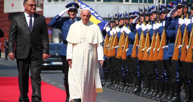 Da li je papa Franjo komunista?