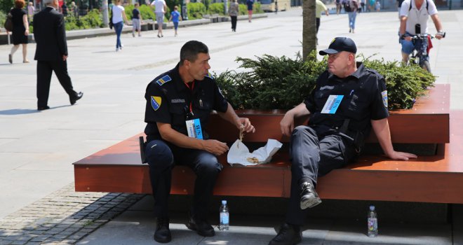 Trenutak odmora u centru Sarajeva: Pregrizi burek u pauzi...