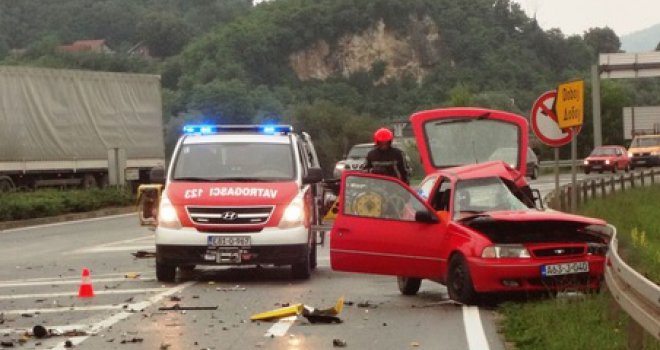 Stravičan lančani sudar kod Doboja: Otac vozio, sin poginuo... Kasnije identfikovan vozač kamiona