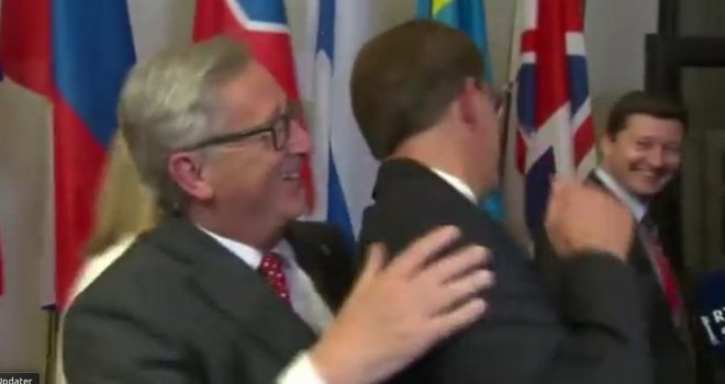 Nakon što je osramotio hrvatsku predsjednicu, pogledajte šta je Juncker uradio slovenskom premijeru