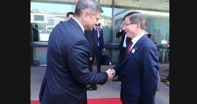 Davutoglu: Ovdje sam tužnim povodom, u Srebrenici nisu pale samo žrtve, već i ljudskost i čovječanstvo
