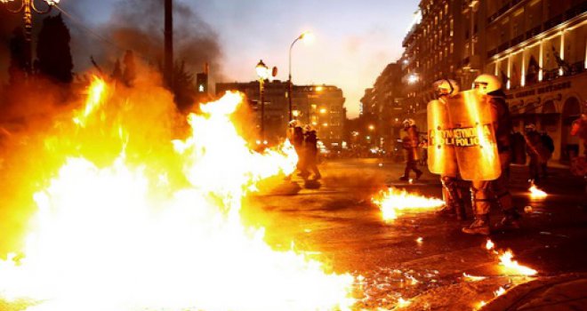 Haos u Grčkoj: Atina gori dok parlament raspravlja