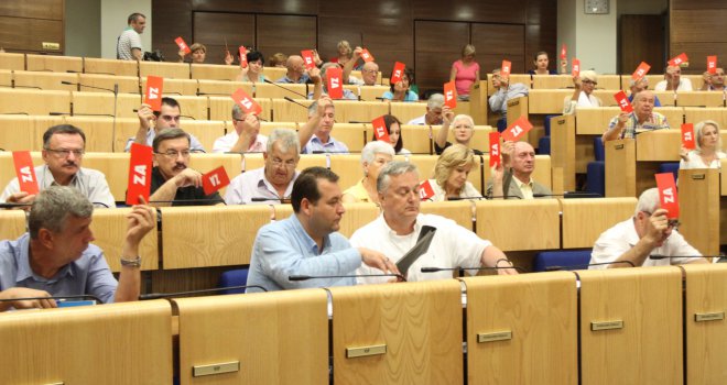 SDP BiH: Potvrđene kandidature svih pet pretendenata za lidera stranke - ko će odnijeti pobjedu?