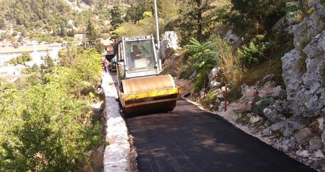 Narušio zaštićeni nacionalni spomenik: Načelnik Općine Stolac asfaltira put do Starog grada