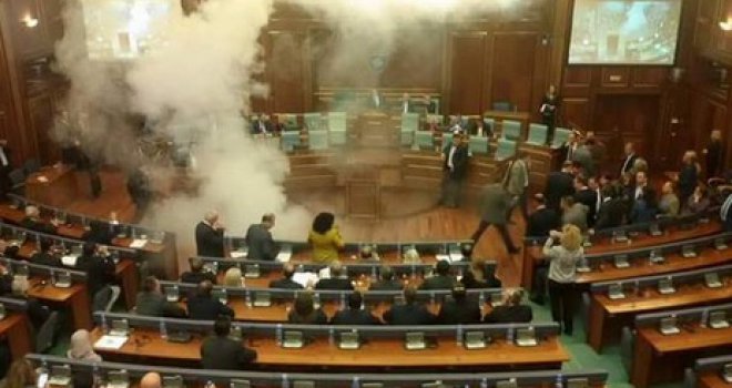 U kosovski parlament opet bačen suzavac: Opozicija htjela spriječiti potpisivanje demarkacije s Crnom Gorom