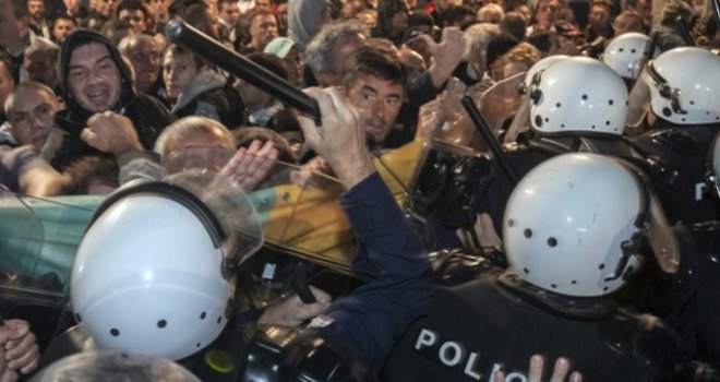 Podgorica: U antivladinim protestima teže povrijeđen jedan policajac