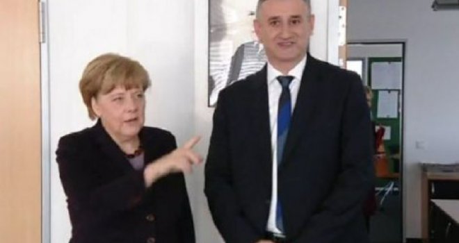 Pogledajte kako se predsjednik HDZ-a izblamirao pred Angelom Merkel: 'Aha, loš vam je engleski'