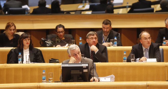 I to je moguće: Parlamentarci sebi ukinuli naknade!