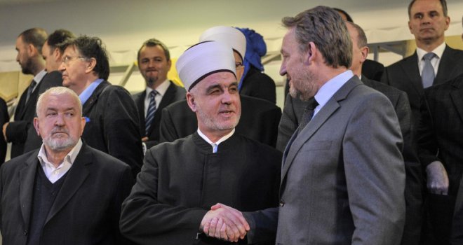 Mi, Bošnjaci i muslimani, svjesni naše odgovornosti, potpisujemo zajedničku izjavu u kojoj piše...