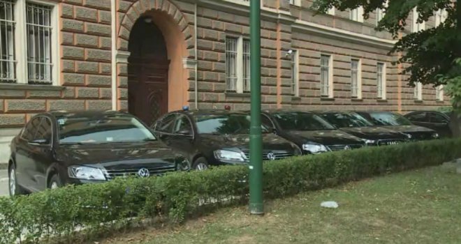 Kad vlast 'štedi': Na nove automobile potrošili 700.000 KM - koji se političar vozi u najskupljem?!