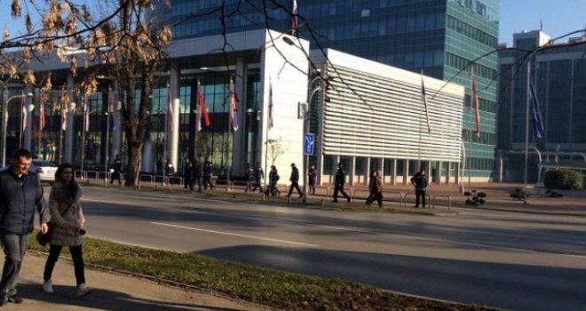 Specijalci oko Vlade RS: Policija pretresala autobuse kojima su radnici pristizali na proteste