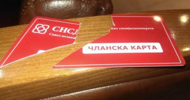 Član SNSD-a uništio člansku kartu zbog zakona o 'švajcarcima'