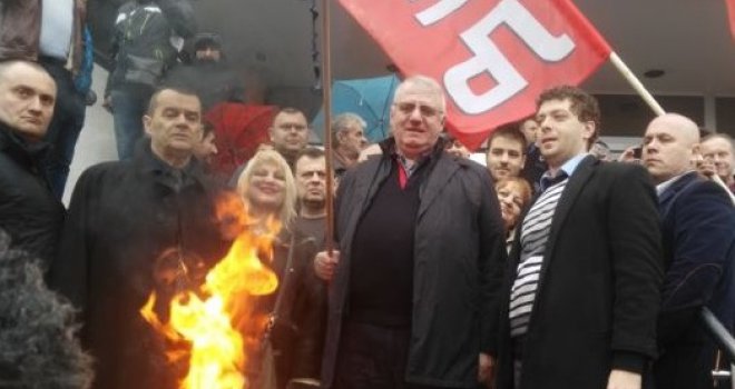 Šešelj: Srbija više nije nezavisna i zato palim zastave EU i NATO-a
