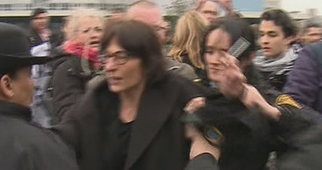 Trenutak hapšenja Florence Hartmann: Postoji ilegalan dogovor, žrtve nikada neće dobiti odštetu od Srbije...