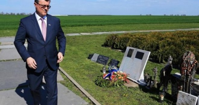 Orešković iz Vukovara: Presuda Šešelju je sramotna!  Srbija mora reagirati!