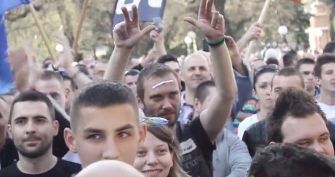 Haos u Pančevu: Prvo su se svi brinuli kako će im ispasti selfie sa kokardom, a onda je Šešelj spomenuo rusko oružje...