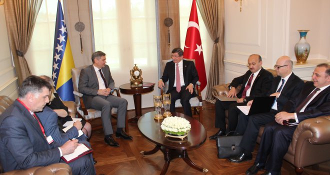 Delegacija Vijeća ministara u Turskoj: Davutolu primio Zvizdića uz najviše državne počasti