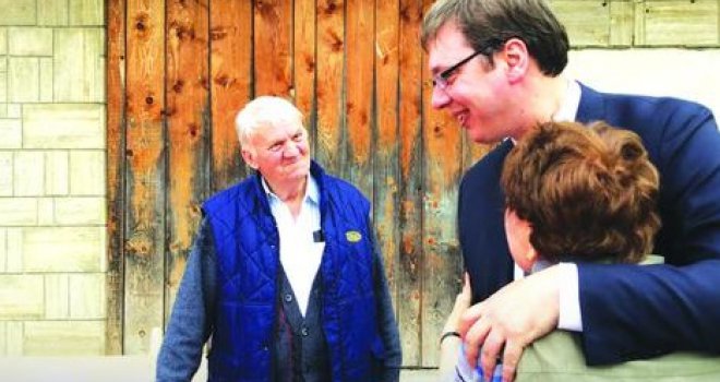 Vučić u Čipuljiću kod Bugojna: Popio rakiju pa obišao strica, druga Šerifa i groblje predaka