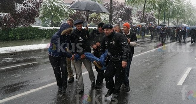 Na vijest o iznenadnoj smrti supruge: Bivšem borcu pozlilo tokom protesta!