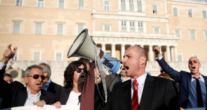 Grčki parlament konačno izglasao penzione reforme, uslijedili veliki nemiri