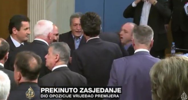 Opozicija pokušala fizički napasti Đukanovića: Skandirali 'Milo, lopove!' i naguravali se...