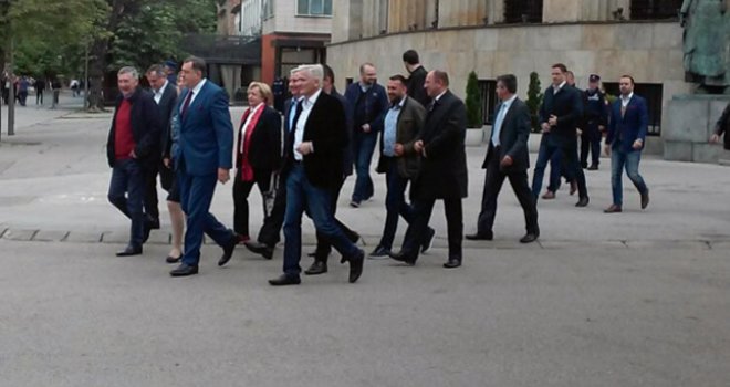 Dodik stigao na proteste: Prisutni ga pozdravili aplauzom, pokušavali da se rukuju sa njim