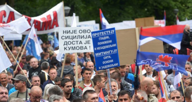 Protest opozicije: Više od 10.000 građana uzvikuje 'Mile lopove!'