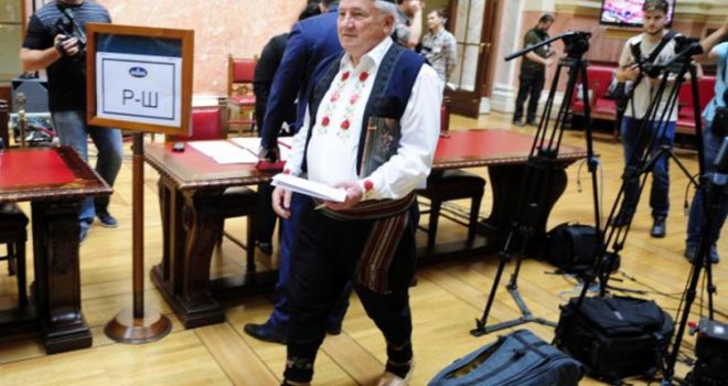 Radno a i paradno: Poslanici nove Vlade Srbije došli u narodnim nošnjama, najviše pažnje izazvali Šešelj i Zukorlić