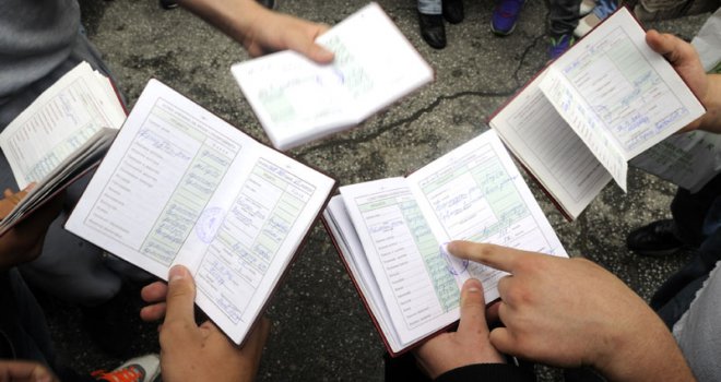 Roditelji u šoku: Učenicima u Srebrenici upisat će se u knjižice 'jezik bošnjačkog naroda'?