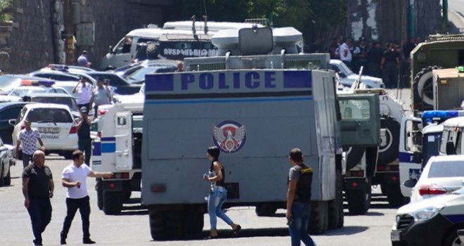 Talačka kriza u Jermeniji: Naoružane osobe zauzele zgradu policije, jedna osoba ubijena