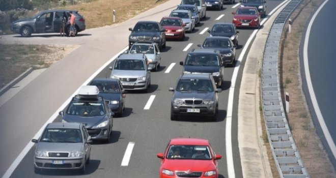 Praznično ludilo počinje: Pojačana frekvencija vozila na svim važnijim putevima u BiH, a največe gužve su...